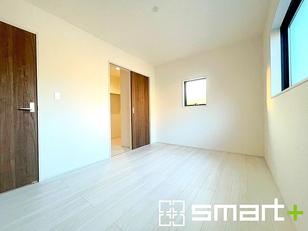 〜2面採光の明るいお部屋〜 ・洋室は2面採光とする事で穏やかな陽の入る明るい空間となっております。 ・くつろぎのプライベート時間を明るい空間で穏やかにお過ごしいただけます。 