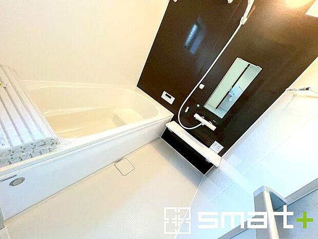 〜暖房乾燥機付きの浴室〜 ・ヒートショック対策にもなる浴室暖房を標準装備。冬場でも暖かくしてからご入浴が可能です。 ・もちろん乾燥機も付いておりますので、雨の日でも洗濯物を干せますよ。 