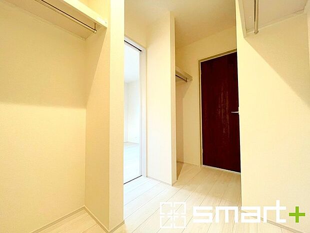 〜本格的な広さのウォークイン〜 ・しっかりとした広さのウォークインクローゼットを設けた仕様。 ・よくある小さめのウォークインは実際には収納力弱めですが、これだけ大きいと十分な収納力です。 