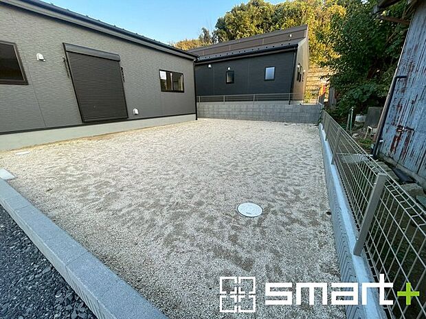 〜広々したお庭のある邸宅〜 ・余裕の敷地には広いお庭もご用意。 ・ガーデニングや安らぎの空間として、倉庫を置いたりと様々な活用が可能です。 ・人工芝の敷設などもお気軽にご相談くださいませ。 