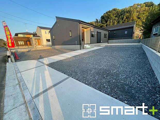 〜駐車場は3台分ご用意〜 ・駐車場は3台分ございますので、車通勤の方や複数台お持ちの方にもお勧めのお住まいです。 ・ご来客の際も安心の余裕の敷地です。 