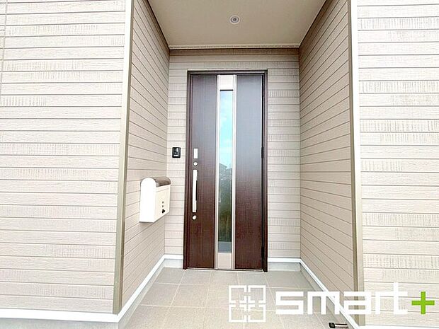 〜デザイン性に優れた玄関〜 ・モダンなデザインの玄関ドアを採用する事でお住まいの「顔」の印象が大きく変わります。 ・毎日帰宅した際に嬉しくなる仕様です。 