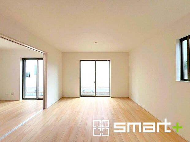 〜穏やかな陽の入るＬＤＫ〜 ・大きな窓のあるＬＤＫは陽当りも良好で明るい空間となっております。 ・ご家族団らんなど過ごす時間の多いＬＤＫが明るいのは嬉しいポイントですね。