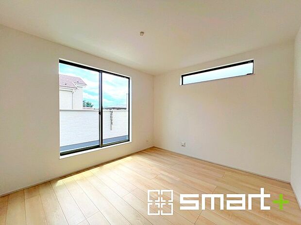 〜バルコニーに面した洋室〜 ・バルコニー側の大きな窓から穏やかな陽が差し込む明るい洋室。 ・収納スペースも付いているのでお子様のお部屋にもぴったりです。