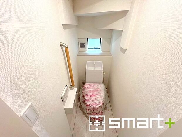 〜小窓付きの明るいトイレ〜 ・使用後や掃除の際には新鮮な空気を取り込み換気ができます。 ・背面のスペースにちょっとした棚を設置すれば、トイレットペーパーのストックなども置けますね。