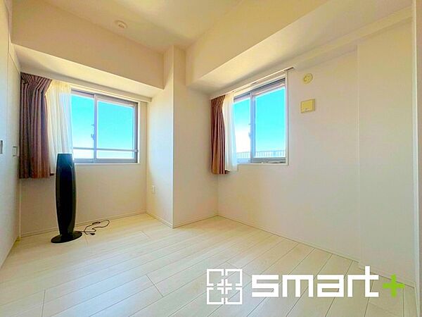 ～2面採光の明るいお部屋～ ・洋室は2面採光とする事で穏やかな陽の入る明るい空間となっております。 ・くつろぎのプライベート時間を明るい空間で穏やかにお過ごしいただけます。