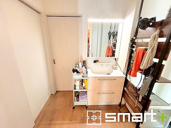 ～シャワー付き洗面台を採用～ ・洗面台の蛇口がホースで伸びシャワーとしてご利用可能。 ・朝の寝ぐせ直しなどにシャワーを使いたい時、洗面台の掃除をする際にも便利にお使いいただけますよ。