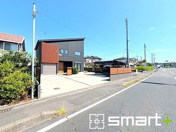 ～十分な広さのある前面道路～ ・前面道路は約12ｍございますので、お車でのすれ違いも楽々で余計なストレスがかかりません。 ・日々お車での移動が多い方には大切なポイントですね。