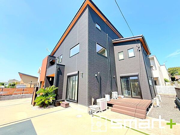 ～ウッドデッキを標準装備～ ・お庭にはウッドデッキを採用する事で見た目にも魅力的なお住まいになっております。 ・休日は陽当りの良いウッドデッキに座って安らぎのお時間をお過ごしいただけます。