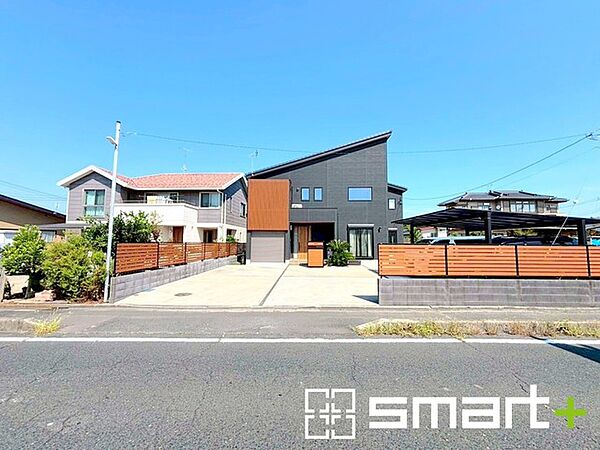 ～モダンな印象を与える外観～ ・シックな色彩の2トーンカラーを採用する事でモダンでお洒落な印象の外観となっております。 ・毎日家に帰ってくることが誇らしくなる高級感のある仕様。