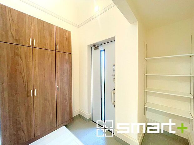 〜吹抜けのある玄関〜 ・玄関に吹抜けを設ける事で縦への開放感が広がります。 ・暗くなりがちな玄関も穏やかな陽が入り明るくなるので、帰宅した際の気分が違いますね。 