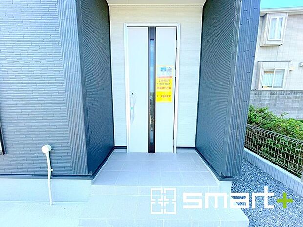 〜お住まいの顔「玄関」〜 ・玄関ドアの上にはもちろん軒がございますので、雨の日でも濡れずに鍵の開閉が可能です。 ・鍵は防犯性に優れたディンプルキーを採用。 