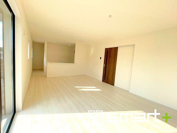 〜穏やかな陽の入るＬＤＫ〜 ・大きな窓のあるＬＤＫは陽当りも良好で明るい空間となっております。 ・ご家族団らんなど過ごす時間の多いＬＤＫが明るいのは嬉しいポイントですね。 