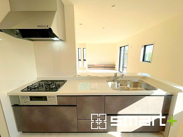 〜人気のカウンターキッチン〜 ・キッチンは人気のカウンタータイプを採用。「ご家族の顔が見える」造りです。 ・蛇口に浄水器が内蔵されているなど機能面でも優れた仕様です。 