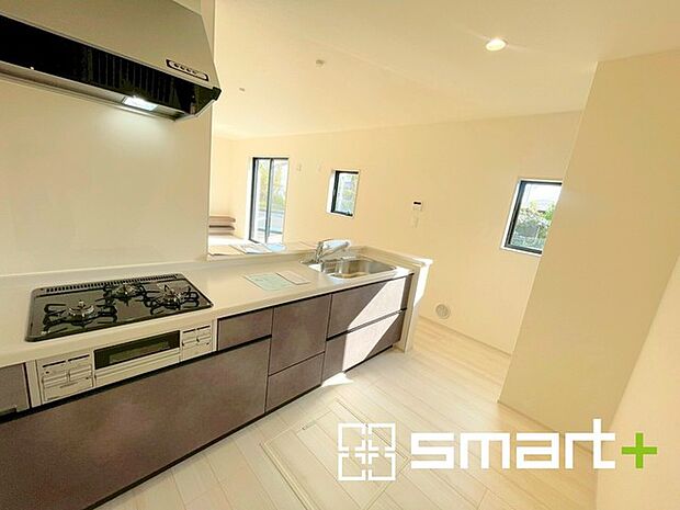 〜使い勝手の良いシステムキッチン〜 ・料理がしやすい設計のキッチンでお料理もはかどりますね。 ・もちろんキッチン下部は収納になっておりますので、フライパンなども収納可能です。 