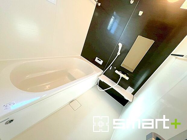 〜浴室乾燥機付きの浴室〜 ・浴室には乾燥機が付いているので雨の日でも洗濯物を干すことが可能です。 ・水はけの良い床材など機能面も充実。マイクロバルなどオプションもご相談くださいませ。 