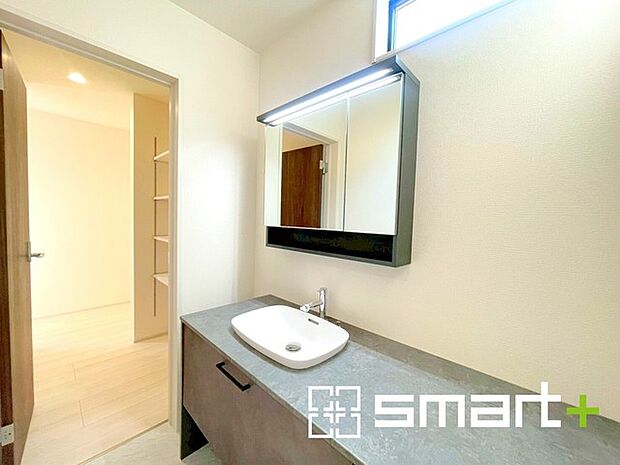 〜パントリーのあるお住まい〜 ・キッチン裏にパントリー（食糧庫）をご用意。買い溜めした食材などはもちろん、ティッシュなどの置場としてもご利用いただけます。 