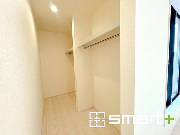 〜憧れのウォークインクローゼット〜 ・居室にウォークインを設ける事で季節ものや趣味の用具などもスッキリと収納可能です。 ・ぜひ現地でその便利さをご体感くださいませ。 