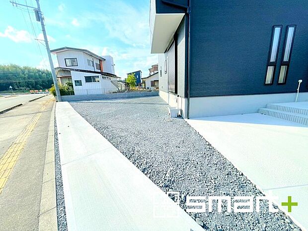 〜広々したお庭のある邸宅〜 ・余裕の敷地には広いお庭もご用意。 ・ガーデニングや安らぎの空間として、倉庫を置いたりと様々な活用が可能です。 ・人工芝の敷設などもお気軽にご相談くださいませ。 