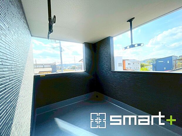 〜屋根付きのバルコニー〜 ・バルコニーは屋根付きなので急な雨でも安心です。 ・奥行きもあるので洗濯物が干しやすいのも嬉しいポイントですね。 