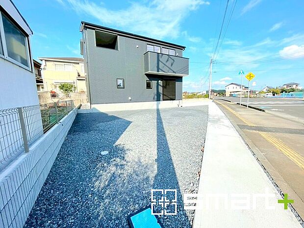 〜駐車場は3台分ご用意〜 ・駐車場は3台分ございますので、車通勤の方や複数台お持ちの方にもお勧めのお住まいです。 ・ご来客の際も安心の余裕の敷地です。 