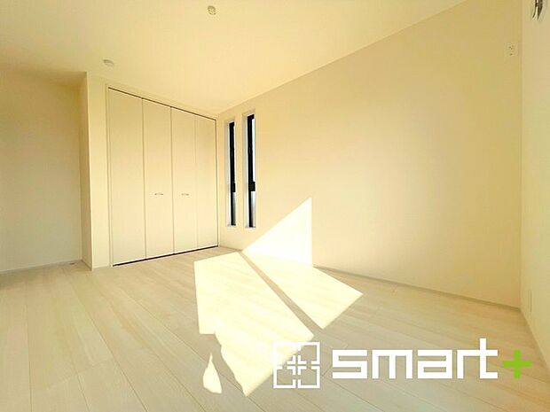 〜自然な風合いの洋室〜 ・ナチュラルな色彩で纏められた洋室は家具のコーディネートもしやすくなっております。 ・どんな家具にするか考えるだけでも楽しくなってきますね。 