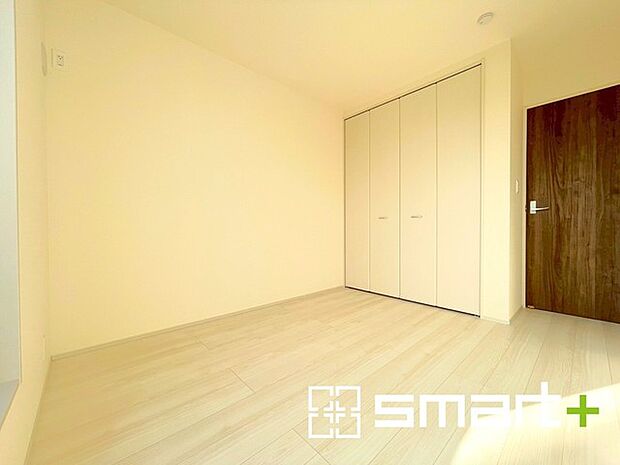 〜収納豊富な洋室〜 ・各居室に備え付けの収納をご用意。タンスなどを置く場合と比べ出っ張らないので部屋の中を有効のご活用いただけます。 ・収納の広さなどぜひ現地でご確認くださいませ。 