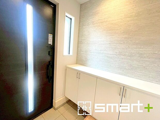 〜穏やかな陽の入る玄関〜 ・玄関ドアのガラス部分に加えてシューズボックスの間に窓を設ける事で穏やかな陽の入る玄関に。 ・ご家族やご来客を明るい空間で出迎えてくれます。 