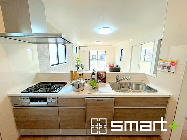 ~人気のカウンターキッチン~ ・キッチンには余計な柱が無いので、リビングが見渡せ開放感のある造りとなっております。 ・汚れの付きづらい天板、水はけの良いシンクなど機能面でも充実の仕様。