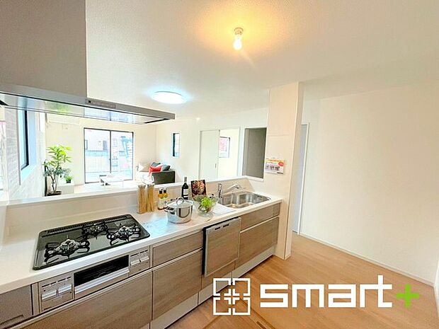 ~食器洗浄機を標準装備~ ・キッチンにはビルトインタイプの食器洗浄機を標準装備。 ・家事にかける時間を削減でき、「自分時間」を増やすことができる嬉しいアイテムです。