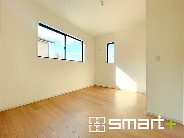 ~自然な風合いの洋室~ ・ナチュラルな色彩で纏められた洋室は家具のコーディネートもしやすくなっております。 ・どんな家具にするか考えるだけでも楽しくなってきますね。