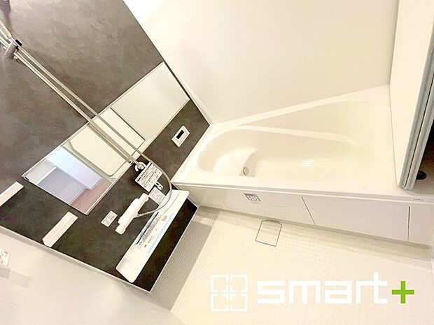 〜浴室乾燥機付きの浴室〜 ・浴室には乾燥機が付いているので雨の日でも洗濯物を干すことが可能です。 ・水はけの良い床材など機能面も充実。マイクロバルなどオプションもご相談くださいませ。 