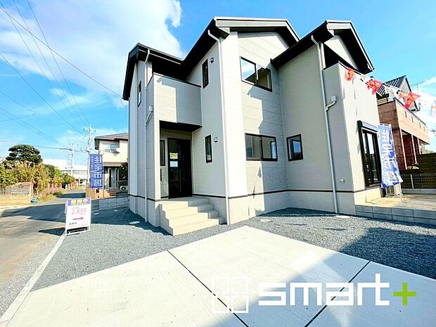 ~ベタ基礎でしっかりとした土台~ ・コンクリートの中に鉄筋を配し強度を高めた「ベタ基礎」を採用。 ・しっかりとした土台を造ったうえで、その上に建物が築造されていきます。