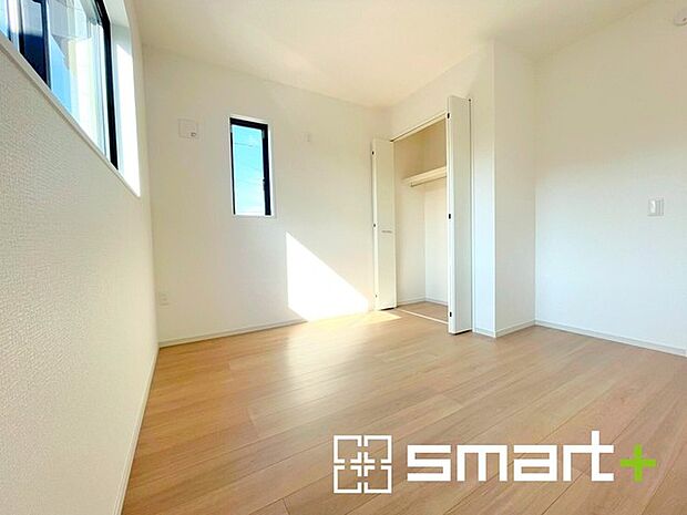 〜2面採光の明るいお部屋〜 ・洋室は2面採光とする事で穏やかな陽の入る明るい空間となっております。 ・くつろぎのプライベート時間を明るい空間で穏やかにお過ごしいただけます。 