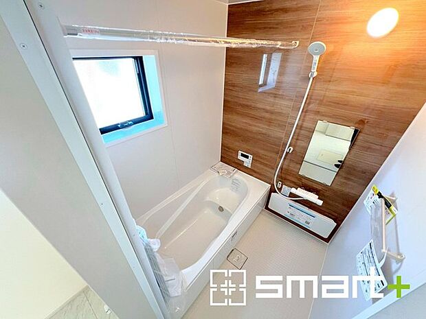 〜浴室乾燥機付きの浴室〜 ・浴室には乾燥機が付いているので雨の日でも洗濯物を干すことが可能です。 ・水はけの良い床材など機能面も充実。マイクロバルなどオプションもご相談くださいませ。 