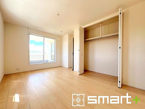 〜バルコニーに面した洋室〜 ・バルコニー側の大きな窓から穏やかな陽が差し込む明るい洋室はゆとりある広さの8.63帖。 ・ご夫婦やご兄弟でもゆったりとお過ごしいただけます。 