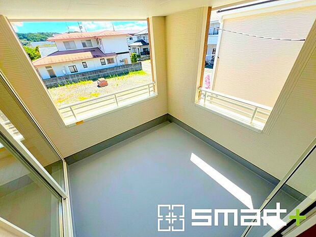 〜屋根付きのバルコニー〜 ・バルコニーは屋根付きなので急な雨でも安心です。 ・奥行きもあるので洗濯物が干しやすいのも嬉しいポイントですね。 