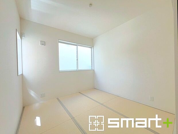 〜「和みの部屋」和室をご用意〜 ・ゴロンと寝転がったり、お子様のいるご家庭ではお子様を寝かしつけたり、などご活用いただける和室をご用意。 ・やはり畳の香りは心が落ち着きますね。 