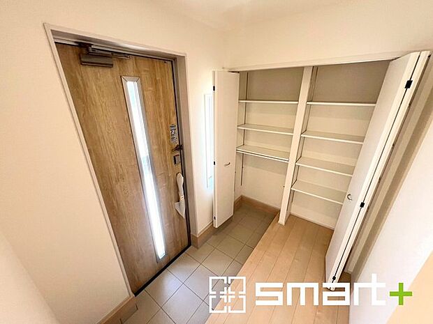 〜デザイン性に優れた玄関〜 ・スタイリッシュで洗練された印象の玄関。木目調の玄関ドアがオシャレな空間を演出してくれます。 ・稼働式の棚で高さや大きさのあるものもスッキリしまえて快適。