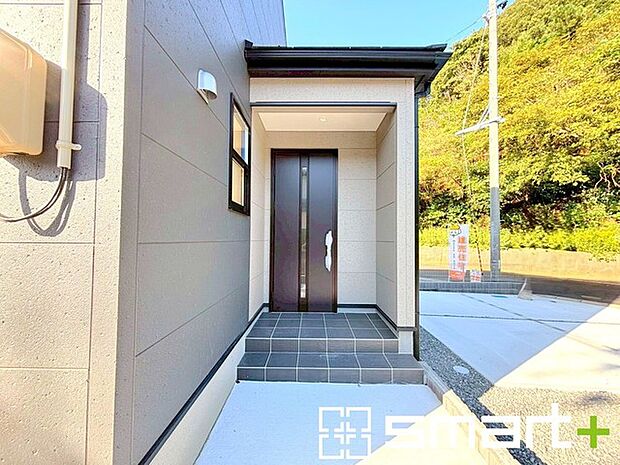 〜お住まいの顔「玄関」〜 ・玄関ドアの上にはもちろん軒がございますので、雨の日でも濡れずに鍵の開閉が可能です。 ・鍵は防犯性に優れたディンプルキーを採用。