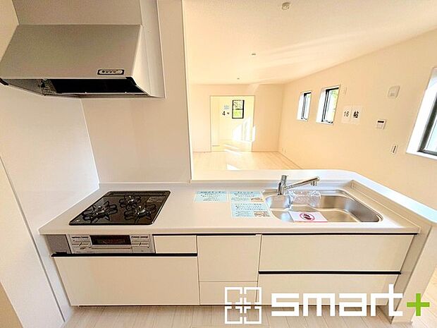 〜人気のカウンターキッチン〜 ・キッチンには余計な柱が無いので、リビングが見渡せ開放感のある造りとなっております。 ・蛇口には浄水器が内蔵されるなど機能面でも優れたキッチンです。