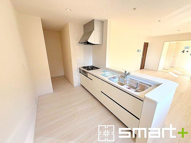 〜使い勝手の良いシステムキッチン〜 ・料理がしやすい設計のキッチンでお料理もはかどりますね。 ・もちろんキッチン下部は収納になっておりますので、フライパンなども収納可能です。