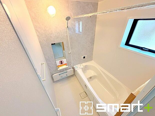 〜浴室乾燥機付きの浴室〜 ・浴室には乾燥機が付いているので雨の日でも洗濯物を干すことが可能です。 ・水はけの良い床材など機能面も充実。マイクロバルなどオプションもご相談くださいませ。