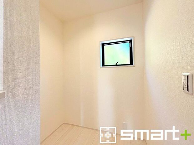 〜広々した「納戸」をご用意〜 ・本来の用途である収納としてはもちろん、テレワークスペースとしてもご利用可能な納戸をご用意。 ・広さの感覚など、ぜひ現地でご体感くださいませ。