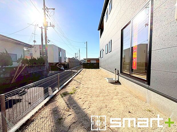 〜お庭もある余裕の敷地〜 ・広々した敷地にはお庭もご用意。お庭があるだけで余裕を感じますね。 ・防草シートや人工芝の敷設などのオプションもお気軽にご相談くださいませ。