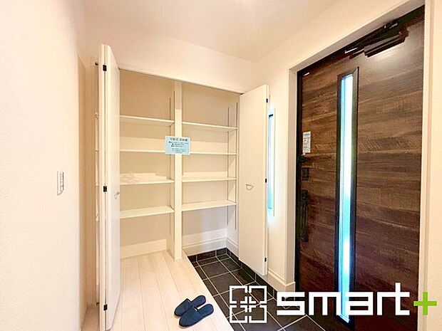 〜穏やかな陽が入る玄関〜 ・窓に加えて玄関ドアのガラス部分からも穏やかな陽が入り、明るい玄関になります。 ・備え付けのシューズボックスはたっぷりしまえて玄関がスッキリ片付きますね。