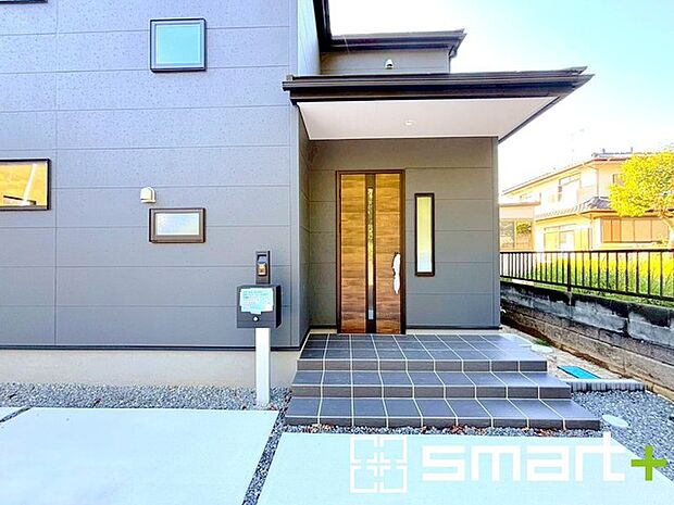 〜デザイン性に優れた玄関〜 ・モダンなデザインの玄関ドアを採用する事でお住まいの「顔」の印象が大きく変わります。 ・毎日帰宅した際に嬉しくなる仕様です。 