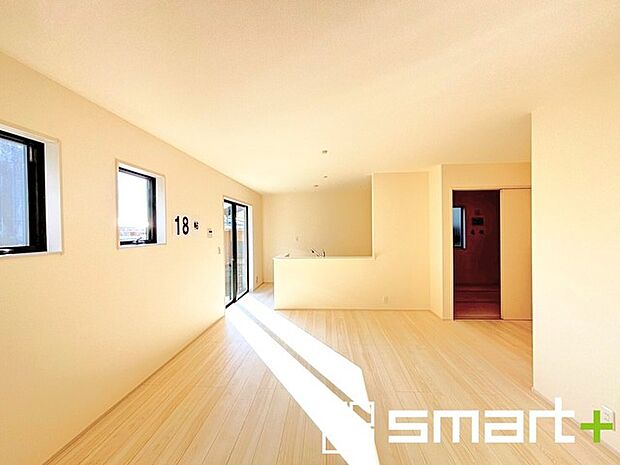 〜日当り良好のＬＤＫ〜 ・たくさんの窓からたっぷりの陽光が差し込む明るいリビングで寛ぎのひと時を。 ・出来立てのお料理を運ぶのにも、食器の後片付けもラクラクなカウンターキッチン。