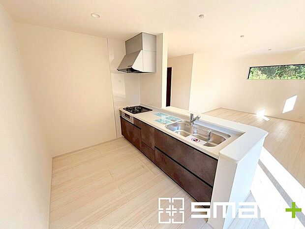 〜使い勝手の良いシステムキッチン〜 ・料理がしやすい設計のキッチンでお料理もはかどりますね。 ・もちろんキッチン下部は収納になっておりますので、フライパンなども収納可能です。 