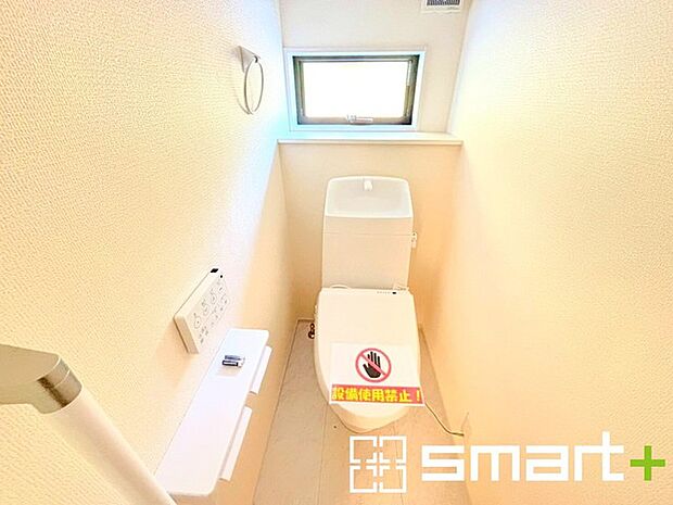 〜窓付きの明るいトイレ〜 ・清潔感あるシャワートイレ。窓があるので換気もしやすく快適ですね。 ・背面にある棚はトイレットペーパーなどの置き場や飾り棚としても利用できますね。